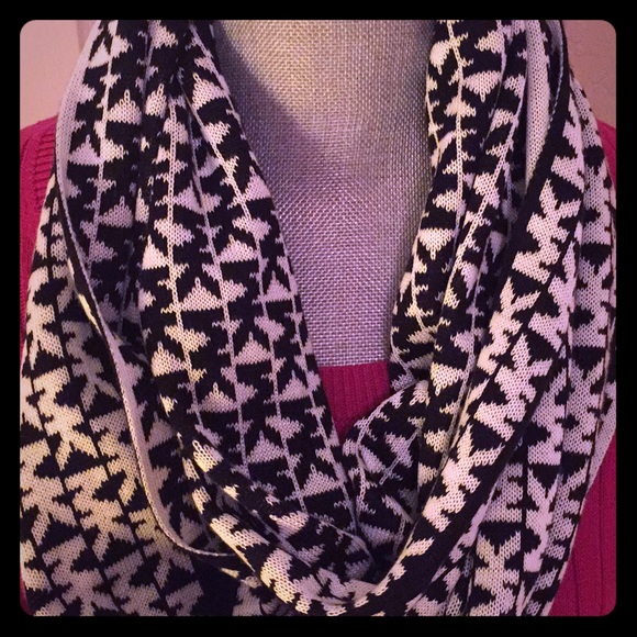 ONLY 1! MICHAEL Michael Kors Logo Infinity Scarf - Picture 2 of 6